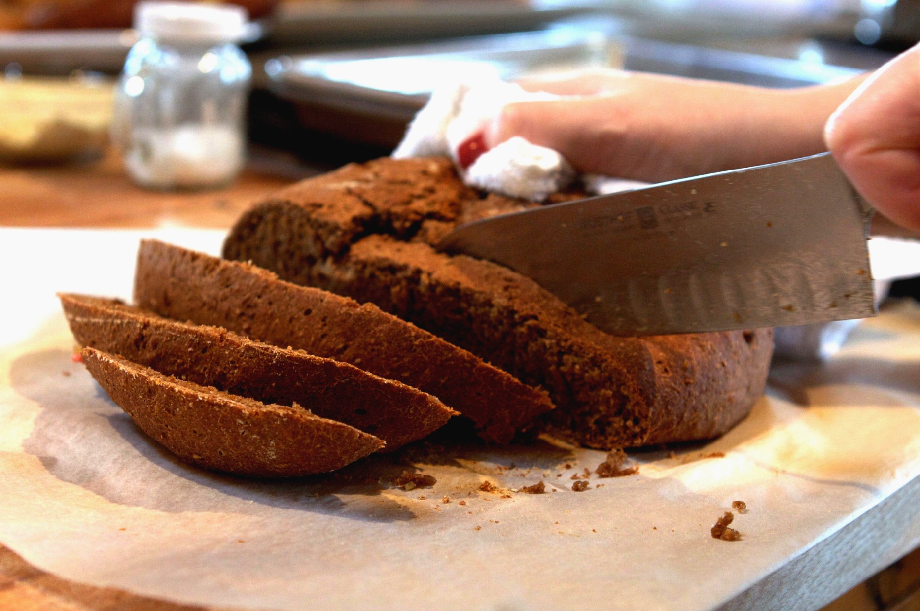 Черный хлеб для волос. Резать хлеб. Разрезанный хлеб. Кусочек черного хлеба. Нарезать ржаной хлеб ломтиками..